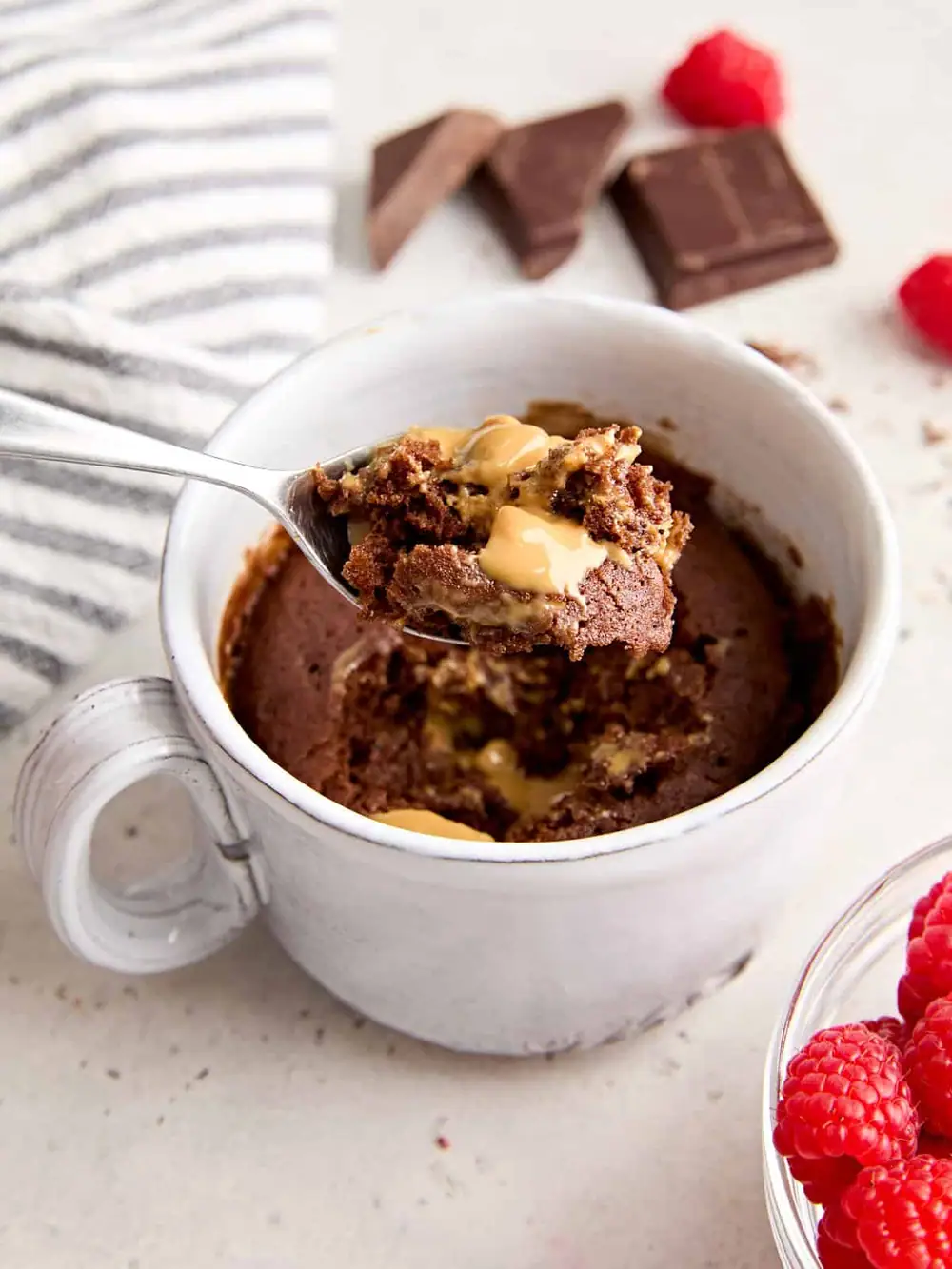 Este pastel de chocolate en taza es perfecto cuando necesitas un capricho de chocolate