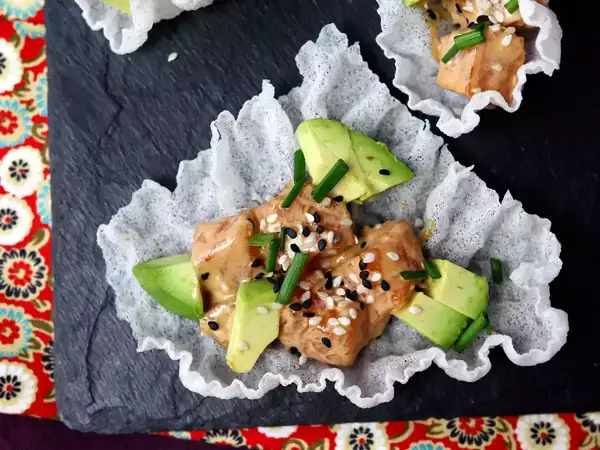 Asian-style tacos: salmon tartare on rice chips