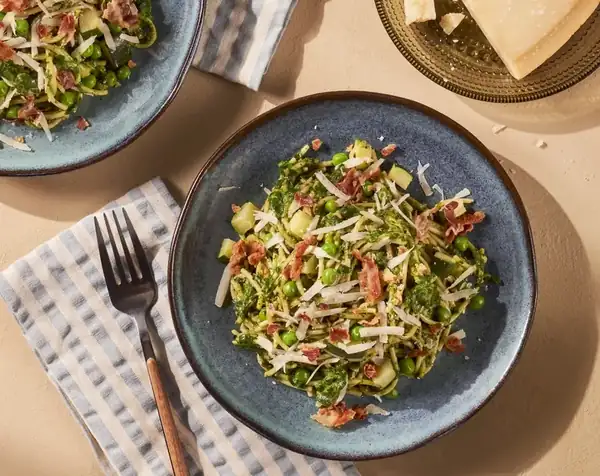 Spaghetti with spinach sauce