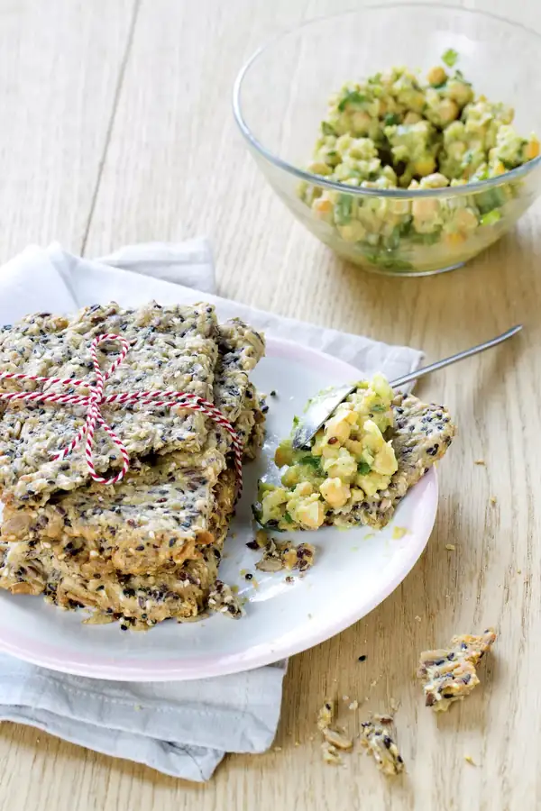 Knäckebröd with chickpea and avocado salad
