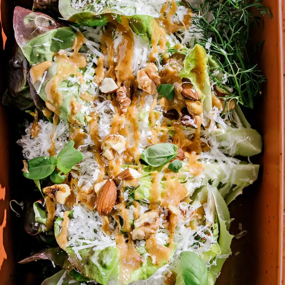 Lettuce stuffed with dried fruit and mint