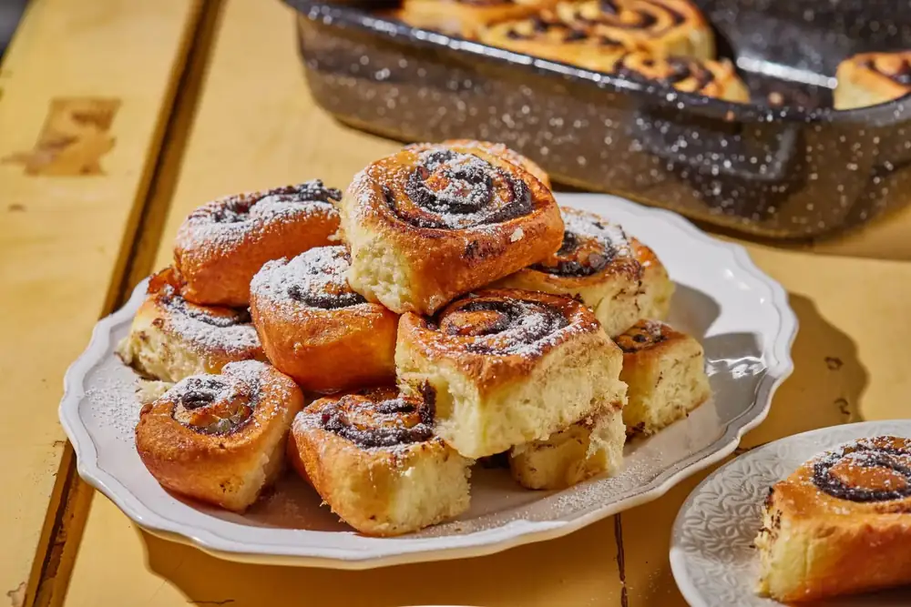 Yeast dough cocoa snails