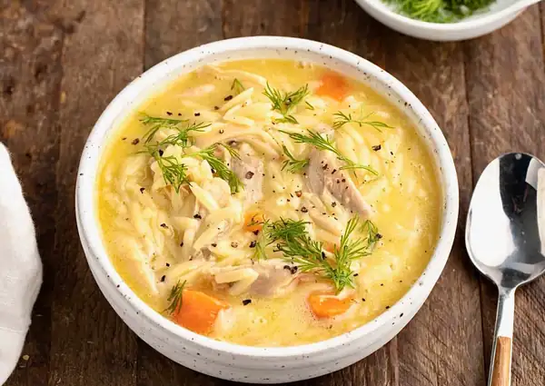 Sopa griega de pollo con limón y orzo (Avgolemono)