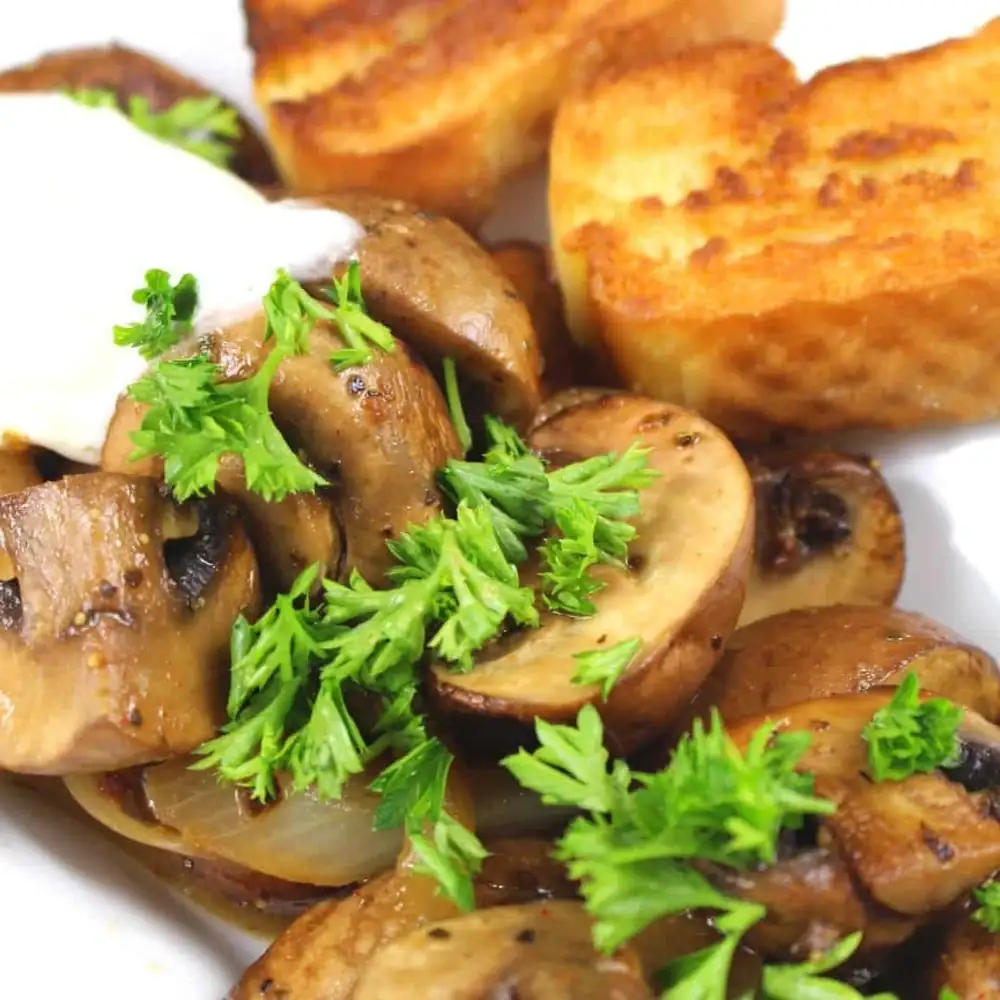 Sartén de champiñones con salsa cremosa de ajo, típica de las ferias y mercados navideños alemanes.