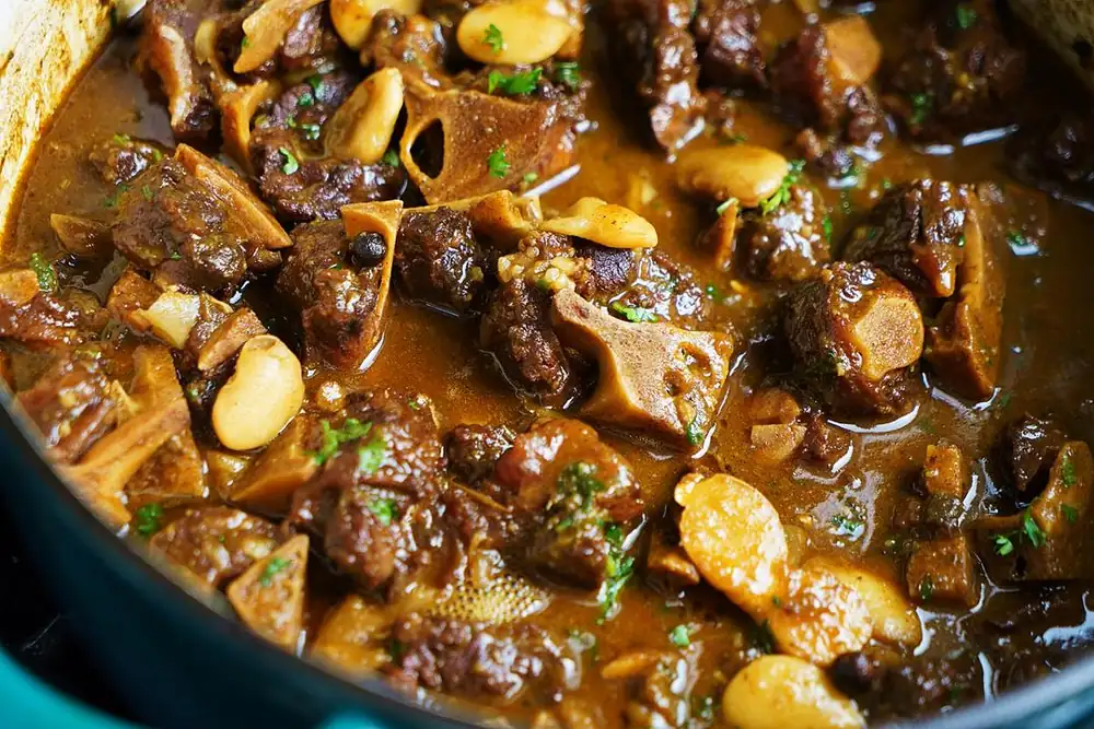 Rabo de buey estofado a la jamaicana con judías blancas