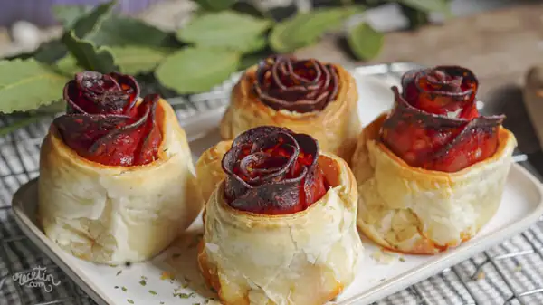 Puff pastry roses with chorizo