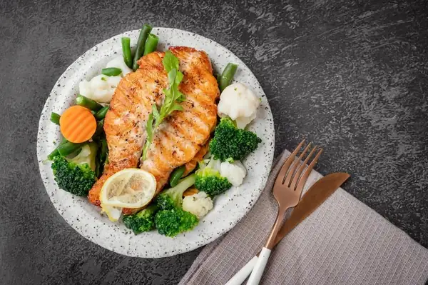 Salmon recipe with steamed vegetables