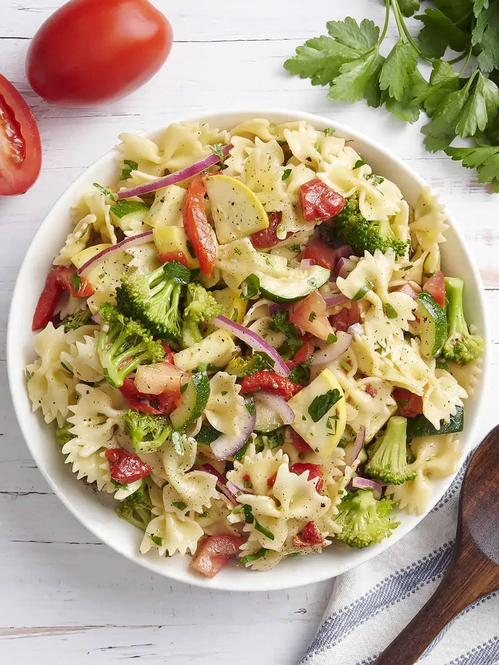 Crujiente, colorida y perfectamente fría: mi ensalada de pasta favorita del verano.