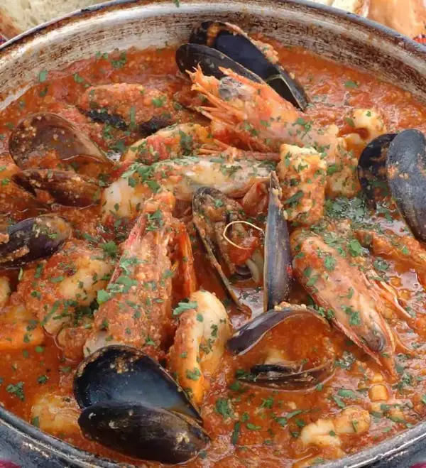 Zarzuela de mariscos (guiso de mariscos español)