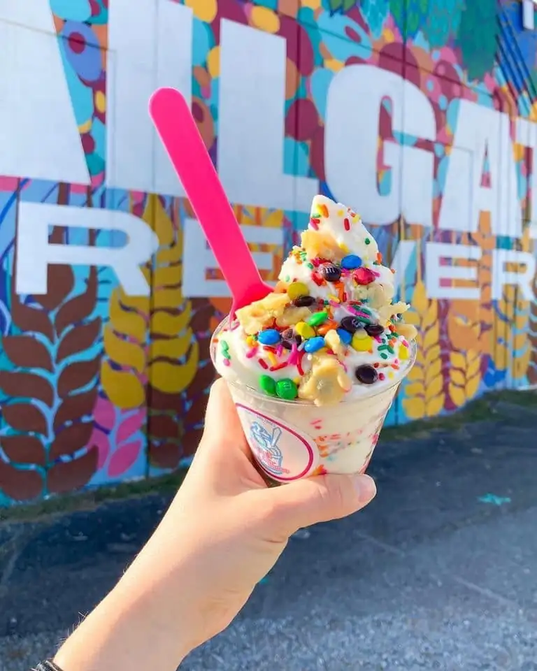 La heladería Tailgate, ingeniosamente llamada 'Sweet and Three', trae helado suave a la cervecería Tailgate