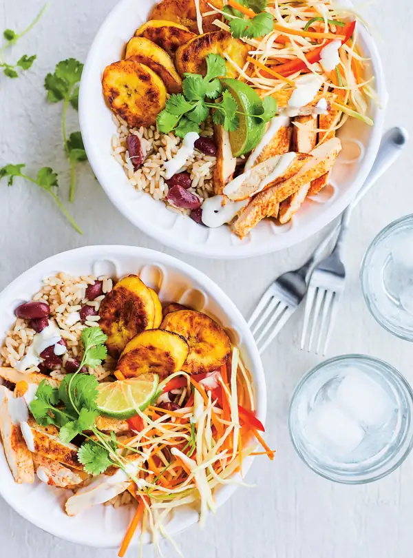 Bowl of rice with chicken, plantains and pikliz