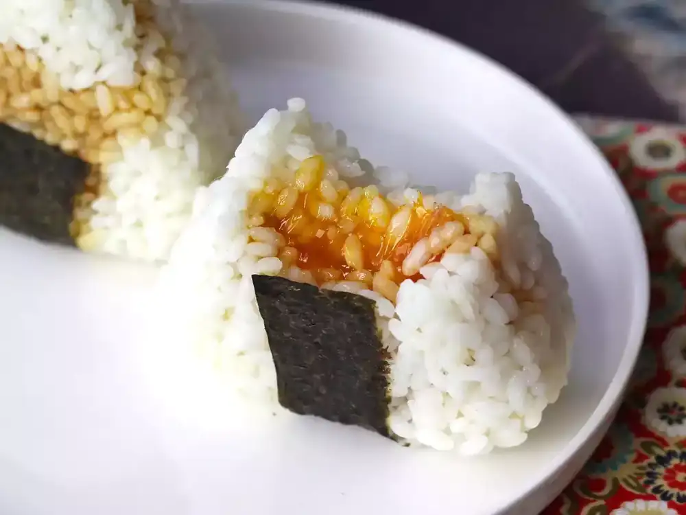 Onigiri con yemas de huevo marinadas en salsa de soja