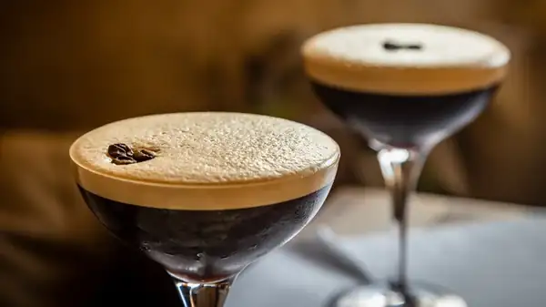 La razón por la que la mayoría de los camareros odian preparar martinis de espresso