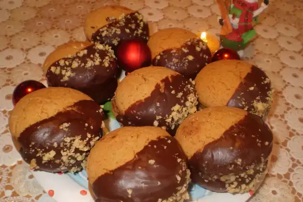 Sticky gingerbread cookies with marmalade and chocolate
