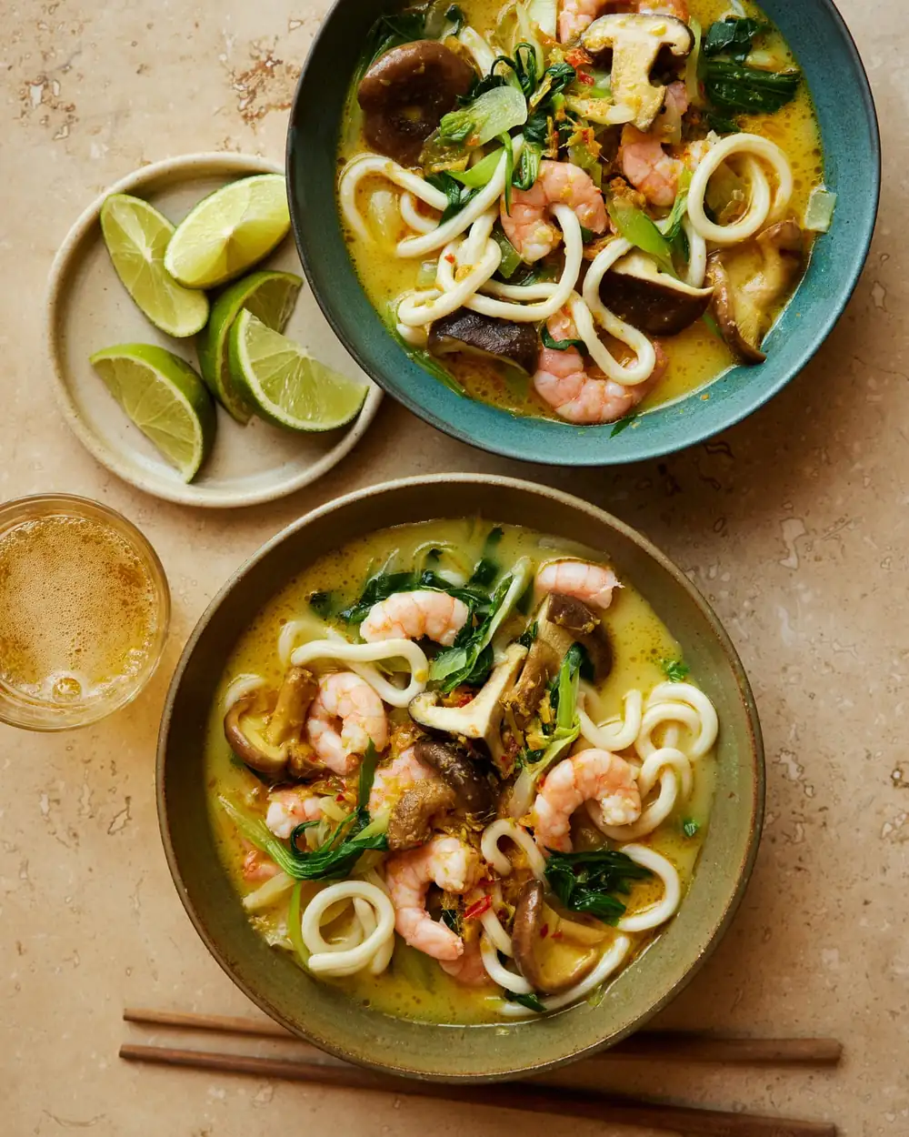 El método rápido y sencillo de Rukmini Iyer para preparar fideos fríos con gambas, hierba limón y coco al estilo tailandés