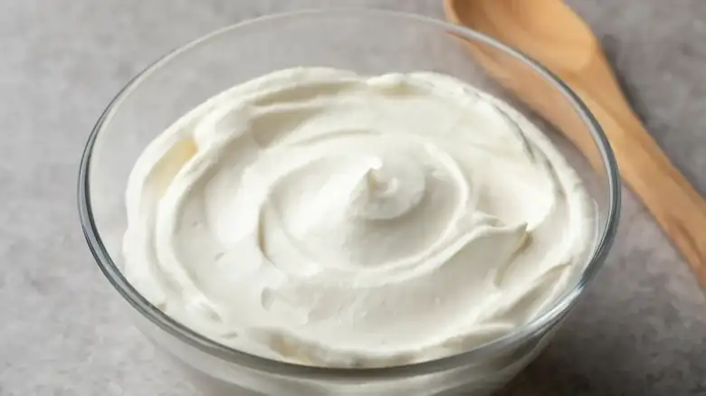 La grasa marca la diferencia cuando se trata de crema agria y crema fresca