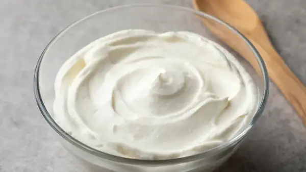 La grasa marca la diferencia cuando se trata de crema agria y crema fresca