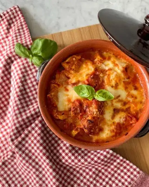 Baked tortellini with sauce