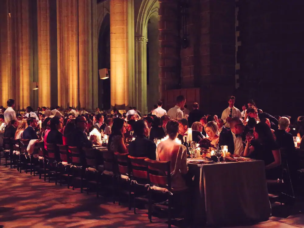 Beber en la iglesia: Un banquete en honor al artista Vik Muniz