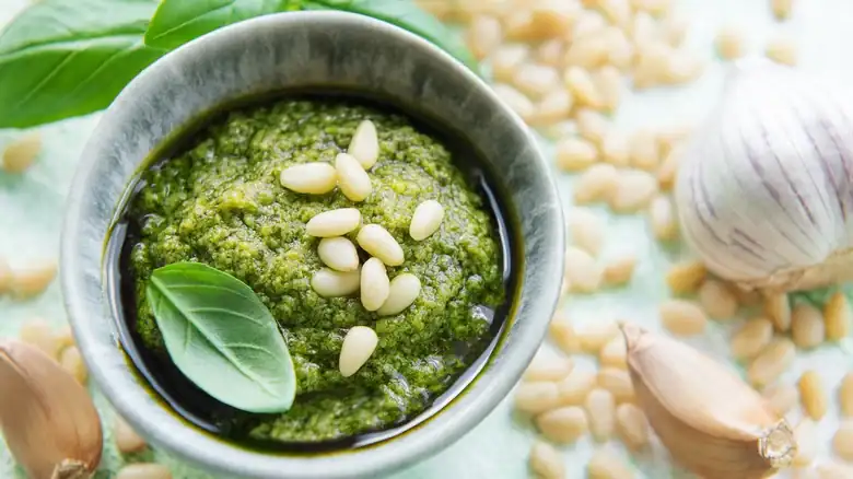El ingrediente salado que le dará un toque especial a tu pesto
