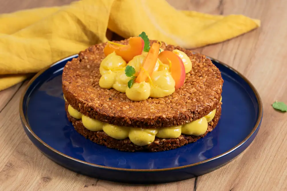 Pastel de frutos secos y nueces con crema de limón