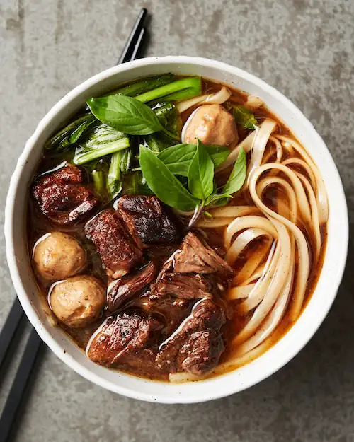 Sopa tailandesa de fideos con carne de res cocinada a fuego lento