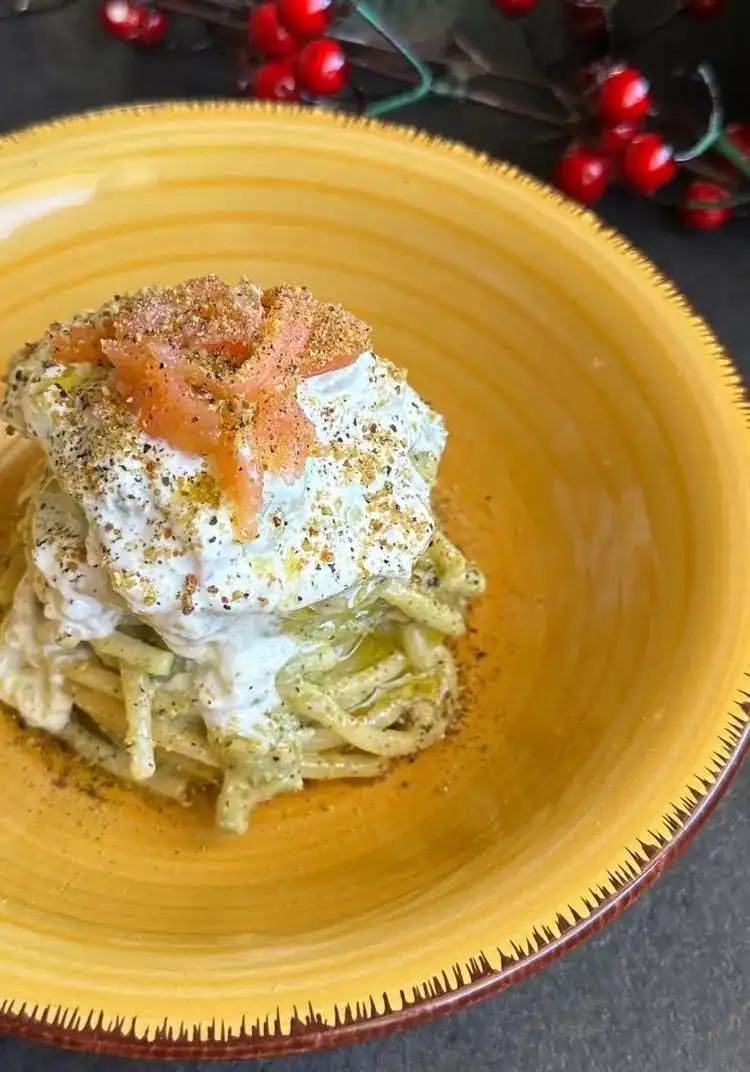 PASTA WITH CREAM OF ZUCCHINI, BURRATA AND SALMON