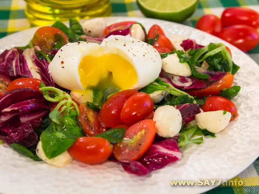 Salad with poached egg, tomatoes and mozzarella