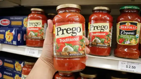 La forma más sencilla de añadir riqueza y sabor casero a la salsa de pasta envasada