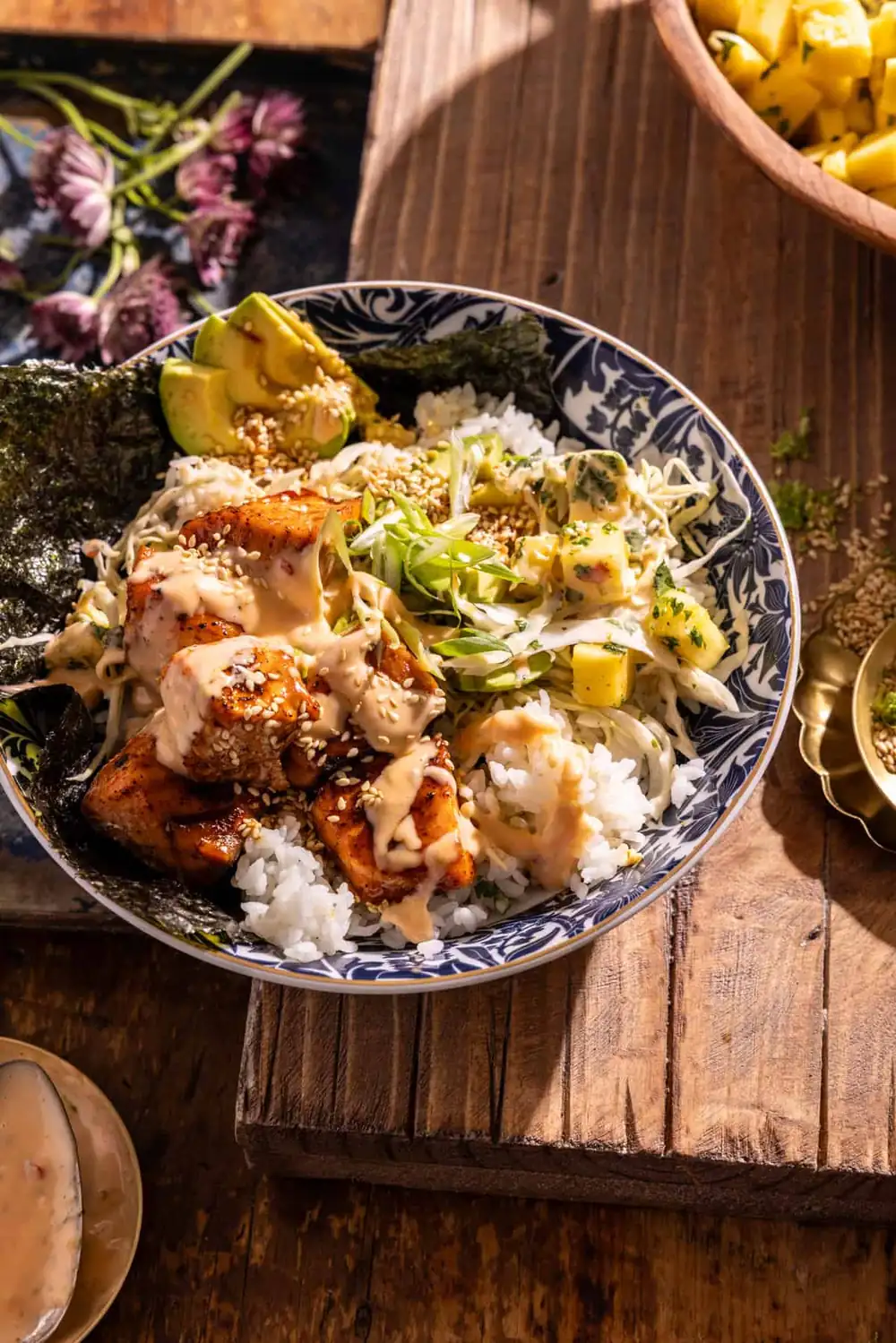 Tazones de salmón Bang Bang con ensalada de piña