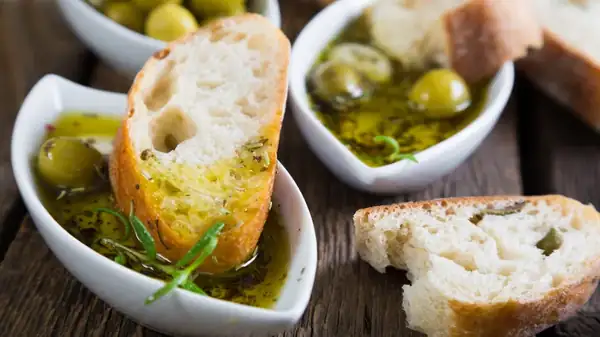 Cinco maneras de darle un toque especial al aceite para mojar pan en todo el mundo