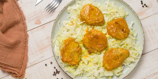 Solomillo de cerdo con col al curry