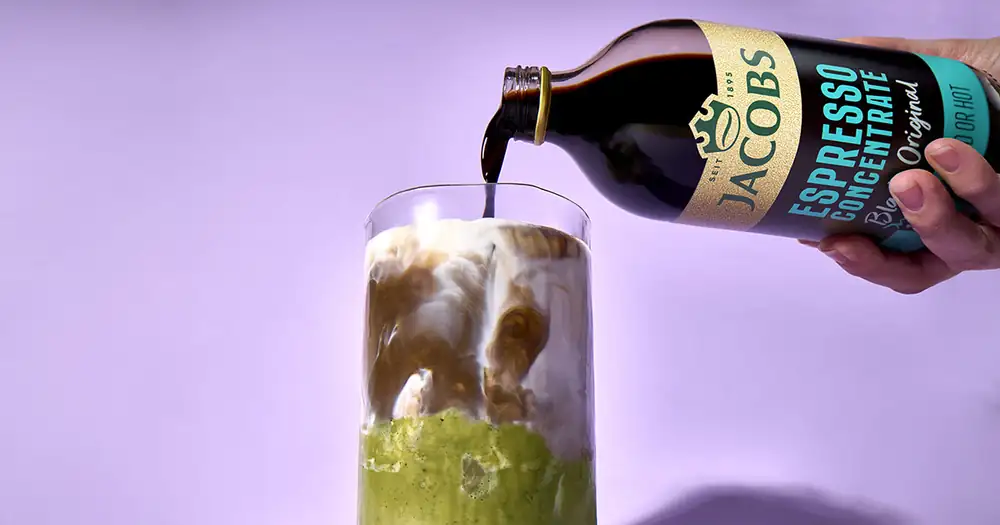 Combinación de capas: El concentrado de espresso Jacobs lleva la tendencia de moda a tu taza
