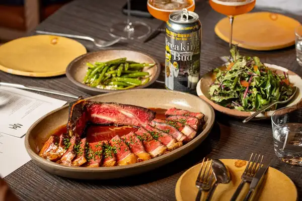 Más allá del sushi y el sake: El arte de maridar la cerveza artesanal estadounidense con la cocina japonesa