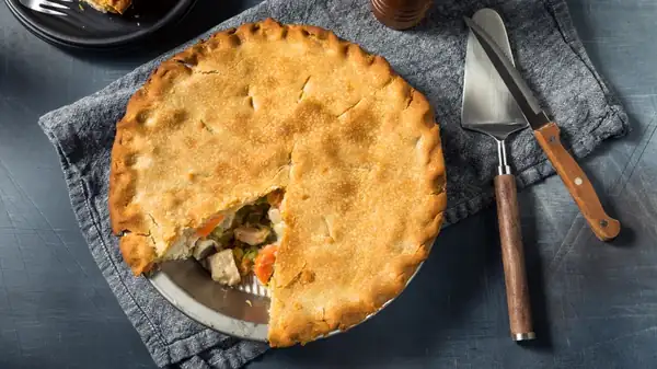 ¿Hay que precocinar el pollo antes de añadirlo a un pastel de carne?