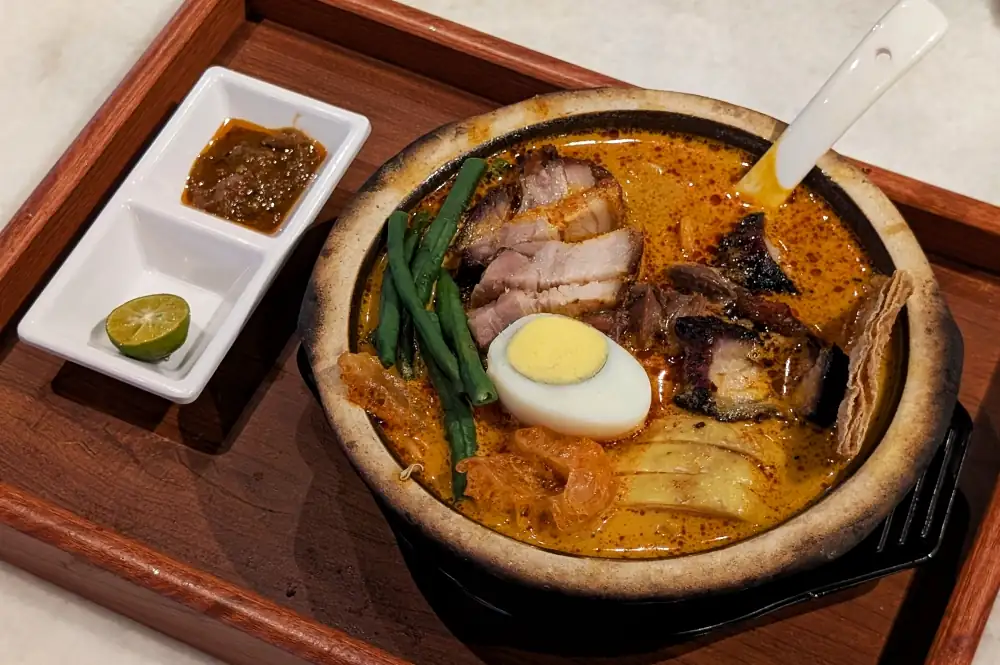 Asia Curry Noodle Cafe, Ara Damansara: Ven por los fideos al curry, quédate por el cerdo asado en cáscara de coco