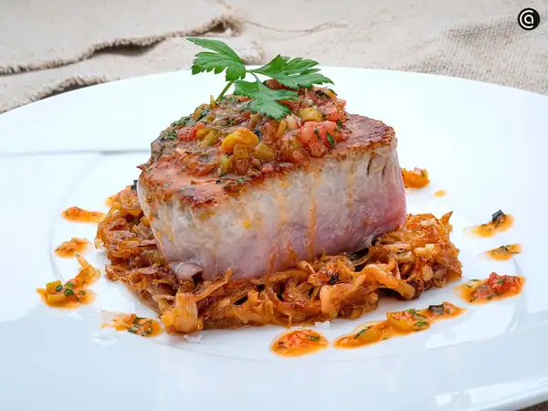 Atún con compota de cebolla, una receta de Joseba Arguiñano