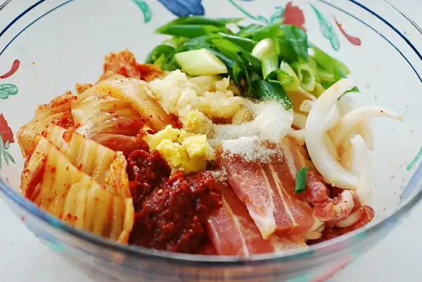 Dubu Kimchi (Tofu with Stir-fried Kimchi and Pork)