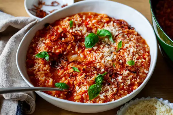 Risotto de tomate con cebolla roja frita
