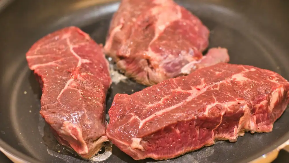 The chefs agree: “For a perfect grilled steak, don't grease the pan, instead brush the meat with oil.”