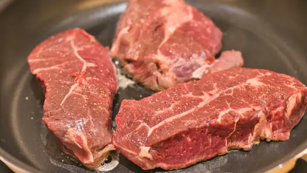 The chefs agree: “For a perfect grilled steak, don't grease the pan, instead brush the meat with oil.”