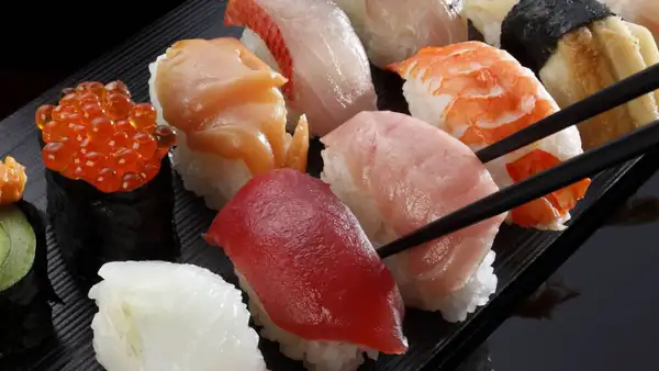 Homemade sushi balls: the easy recipe without a mat using salmon and tuna