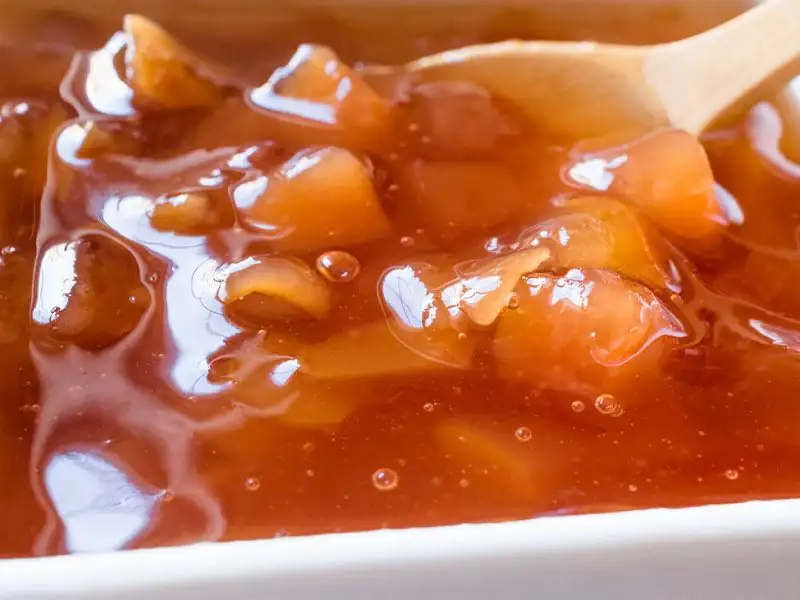 ¿Cuánta agua se añade a 2 kilogramos de mermelada de membrillo?