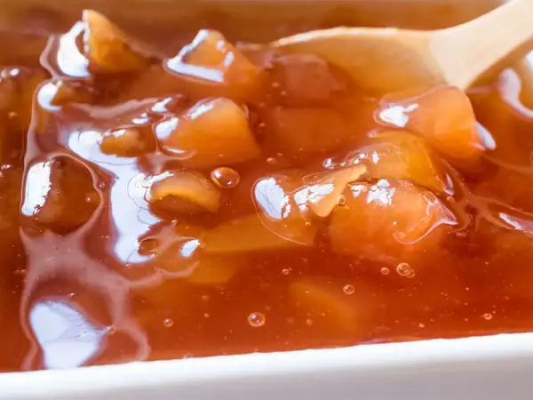 How much water is added to 2 kilograms of quince jam?