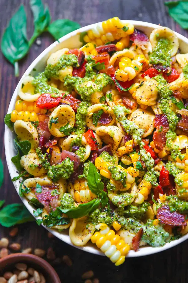 Ensalada de pasta de maíz con tocino y aderezo cremoso de pesto
