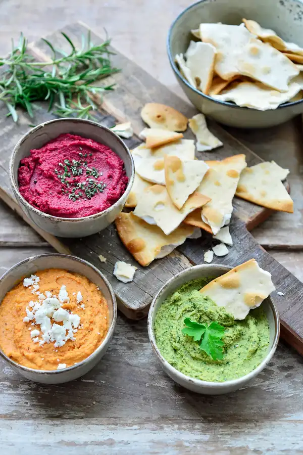 Hummus con pimientos y queso feta