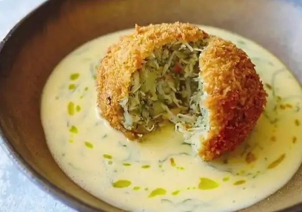 Crunchy Crab Cakes with Lemon Butter Sauce