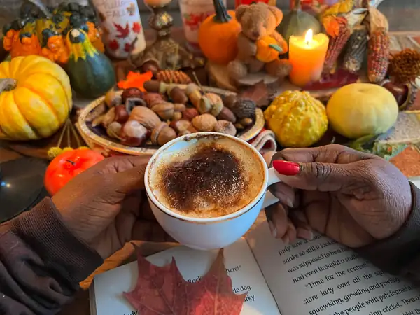 ¿Sientes que el latte de calabaza con especias pertenece al otoño? Eso ciertamente no es una coincidencia