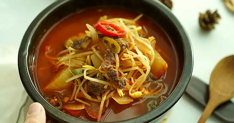 Gyeongsang-style Beef and Radish Soup, How to Cook Beef Soup, Spicy Bean Sprout Beef and Radish Soup, Hangover Soup Recipe