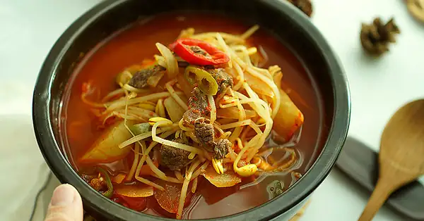 Sopa de ternera y rábano al estilo Gyeongsang, Cómo cocinar sopa de ternera, Sopa picante de ternera con brotes de soja y rábano, Receta de sopa para la resaca